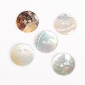 drops perlamutrinės sagos