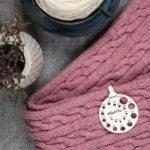 KnitPro virbalų dydžio matuoklis ant rožinio mezginio