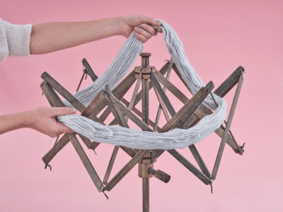 Addi UMBRELLA – medinis siūlų sruogų skėtis 1 Размещение пасмы пряжи на держателе Addi UMBRELLA