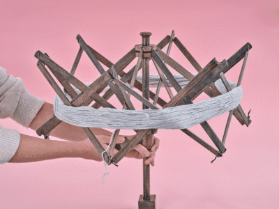 Addi UMBRELLA – medinis siūlų sruogų skėtis 2 Пасма пряжи на разложенном держателе Addi UMBRELLA